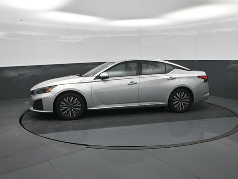 Used 2023 Nissan Altima 2.5 SV FWD image 4