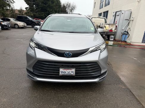 Used 2023 Toyota Sienna LE w/ LE Plus Package image 8