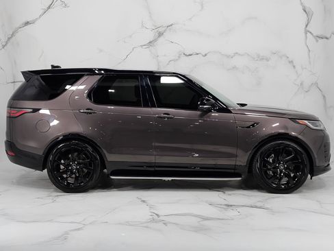 Used 2024 Land Rover Discovery Dynamic SE AWD/4WD image 17