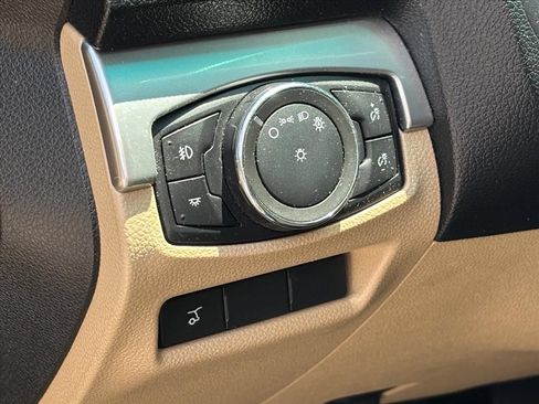 Used 2017 Ford Explorer XLT w/ Equipment Group 202A AWD/4WD image 7