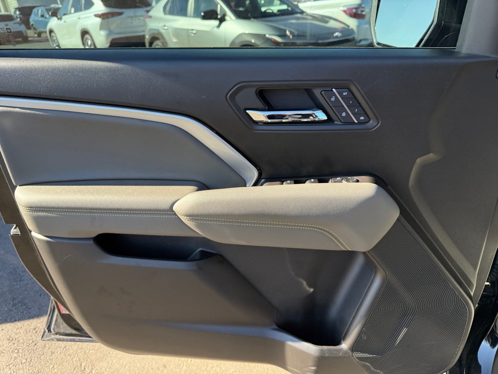 Used 2025 Chevrolet Colorado ZR2 w/ Technology Package AWD/4WD image 13