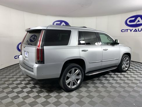 Used 2019 Cadillac Escalade Luxury image 3