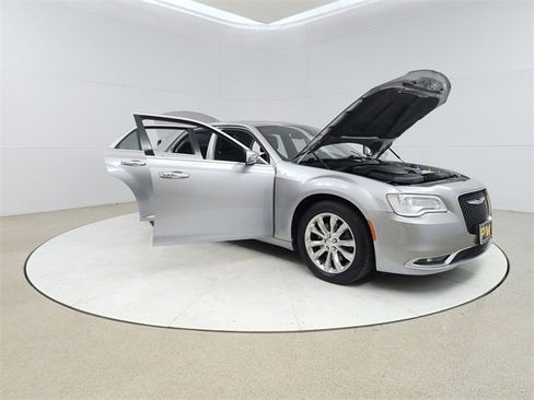 Used 2018 Chrysler 300 Limited image 9