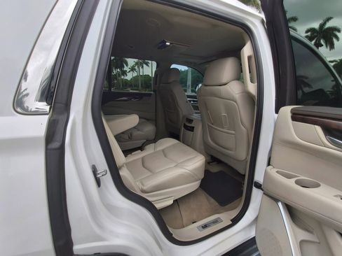 Used 2016 Cadillac Escalade Luxury RWD image 29