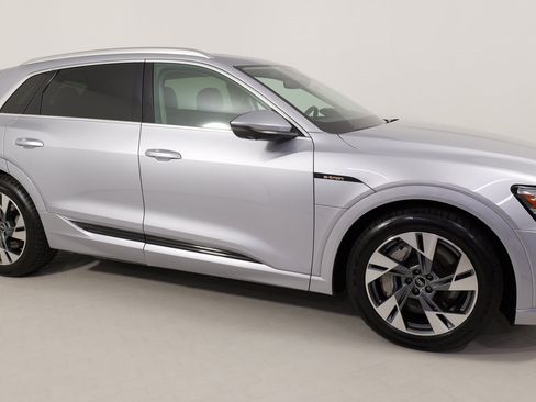 Used 2022 Audi e-tron Premium Plus w/ Premium Plus Package image 25