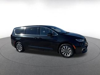 Used 2023 Chrysler Pacifica Touring-L video 2