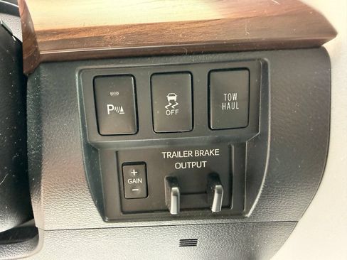 Used 2018 Toyota Tundra Limited w/ Limited Premium Package AWD/4WD image 34