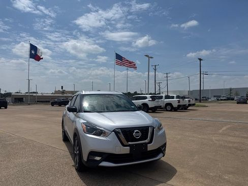Certified 2020 Nissan Kicks SR FWD image 3