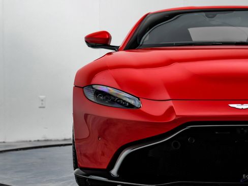 Used 2019 Aston Martin V8 Vantage Coupe image 32