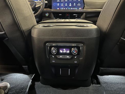 Used 2025 Chevrolet Suburban High Country AWD/4WD image 35