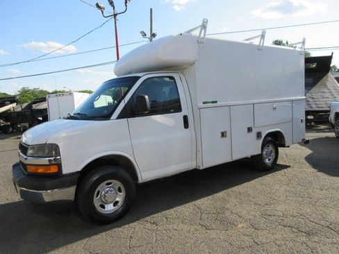 Used 2012 Chevrolet Express 3500 RWD image 2