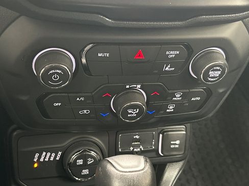 Used 2023 Jeep Renegade Trailhawk image 27