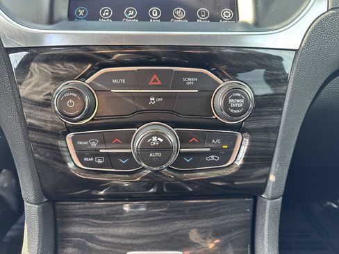 Used 2017 Chrysler 300 Limited RWD image 15