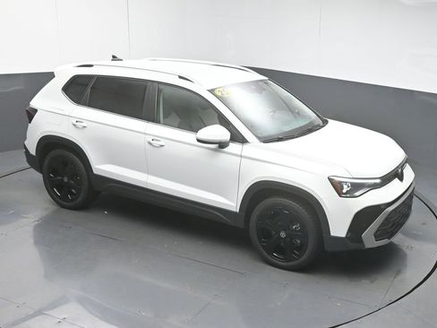 Used 2025 Volkswagen Taos SE image 39