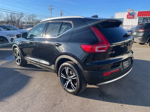 Certified 2025 Volvo XC40 B5 Core image 2