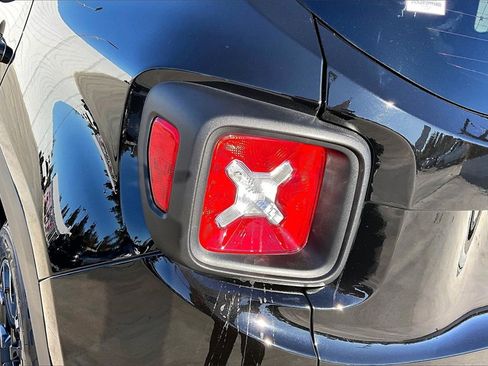 Certified 2023 Jeep Renegade Latitude w/ Sun/Sound Group image 31