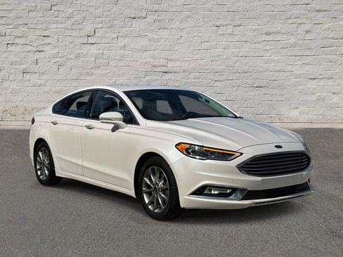 Used 2017 Ford Fusion SE w/ Fusion SE Technology Package FWD image 6
