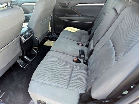 Used 2019 Toyota Highlander LE image 10
