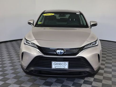 Used 2024 Toyota Venza LE image 2