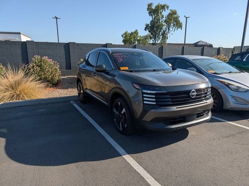 Used 2025 Nissan Kicks SR FWD image 3