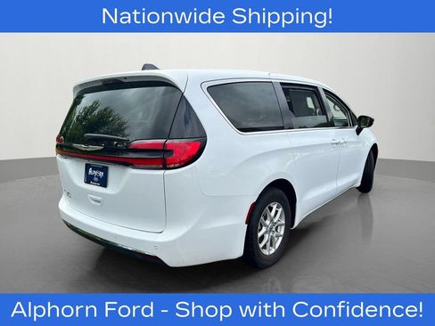 Used 2024 Chrysler Pacifica Touring-L FWD image 3