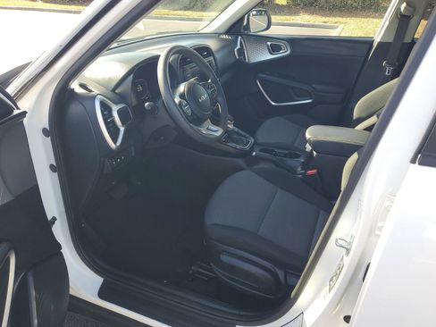 Used 2025 Kia Soul LX image 14