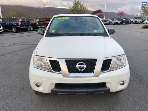 Used 2020 Nissan Frontier SV image 2