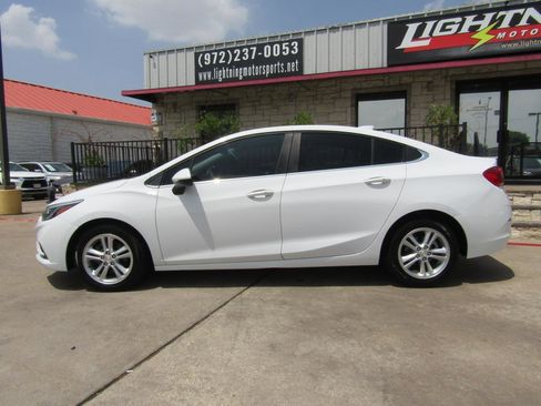Used 2017 Chevrolet Cruze LT FWD image 2
