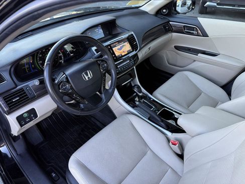 Used 2017 Honda Accord Touring image 13