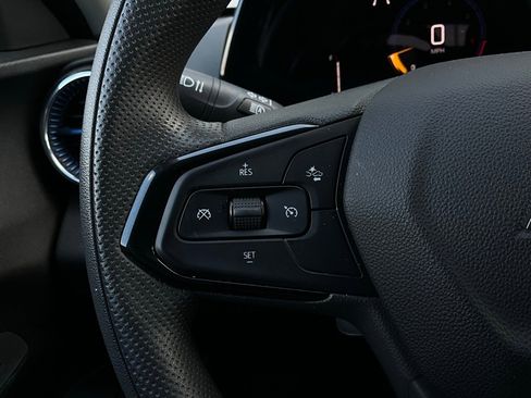 Used 2025 Chevrolet Trax LT image 32