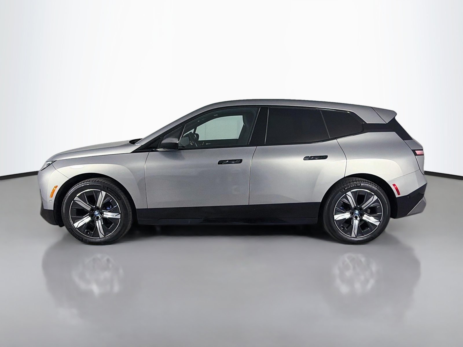 Certified 2024 BMW iX xDrive50 w/ Premium Package AWD/4WD image 4