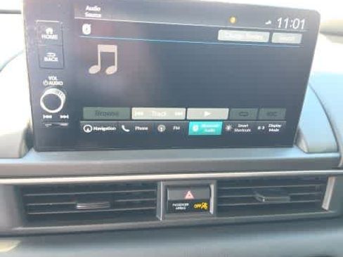 Used 2025 Honda Pilot Touring image 2