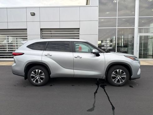 Used 2023 Toyota Highlander XLE FWD image 8