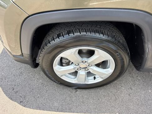 Used 2019 Jeep Compass Latitude w/ Cold Weather Group AWD/4WD image 34