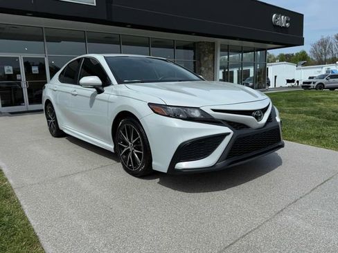 Used 2023 Toyota Camry SE image 1