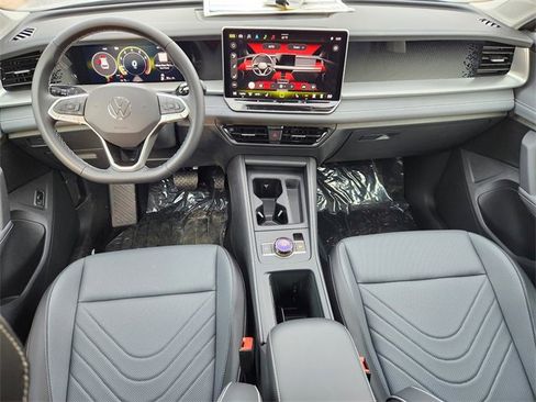 New 2025 Volkswagen Tiguan SE image 24