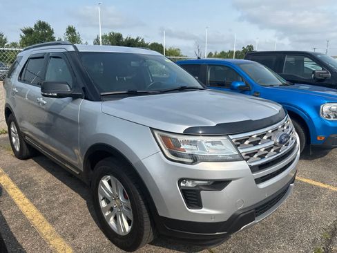 Used 2018 Ford Explorer XLT w/ Equipment Group 202A AWD/4WD image 28