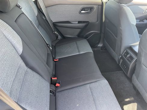 Used 2022 Nissan Rogue SV image 12