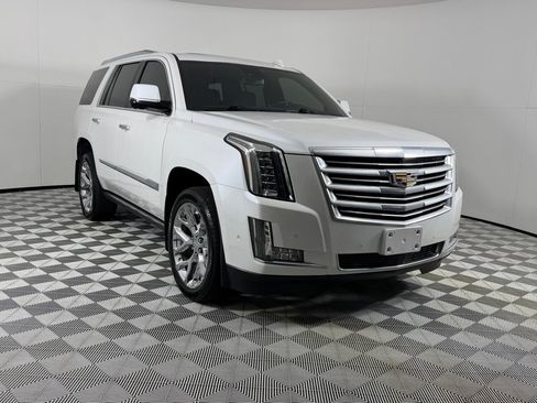 Used 2019 Cadillac Escalade Platinum AWD/4WD image 3