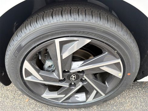 New 2026 Hyundai Elantra Limited image 17