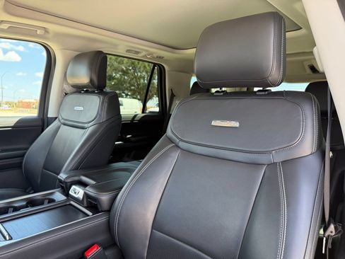 Used 2025 Ford Expedition Platinum AWD/4WD image 10