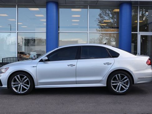 Used 2018 Volkswagen Passat 2.0T R-Line w/ R-Line Lighting Package FWD image 2
