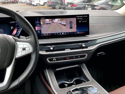 Used 2025 BMW X7 xDrive40i w/ Premium Package image 9