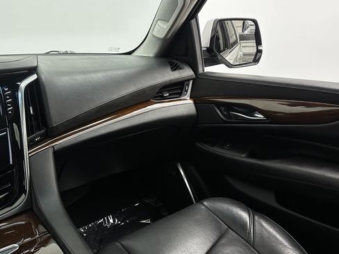 Used 2019 Cadillac Escalade Luxury image 31