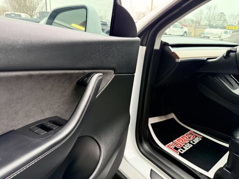 Used 2022 Tesla Model Y Long Range image 15