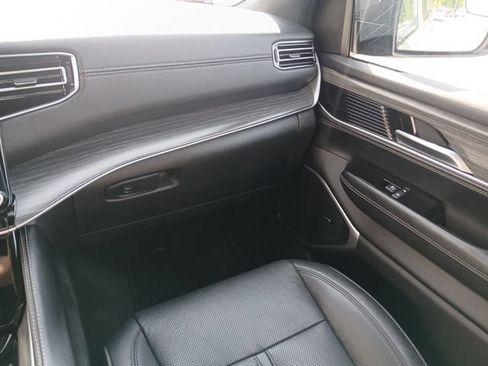 Used 2024 Jeep Wagoneer L Series II w/ Flexible Seating Group AWD/4WD image 38