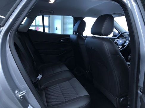 Used 2025 Chevrolet Trax LT w/ LT Convenience Package FWD image 22