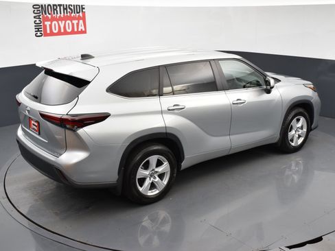 Used 2024 Toyota Highlander LE AWD/4WD image 22