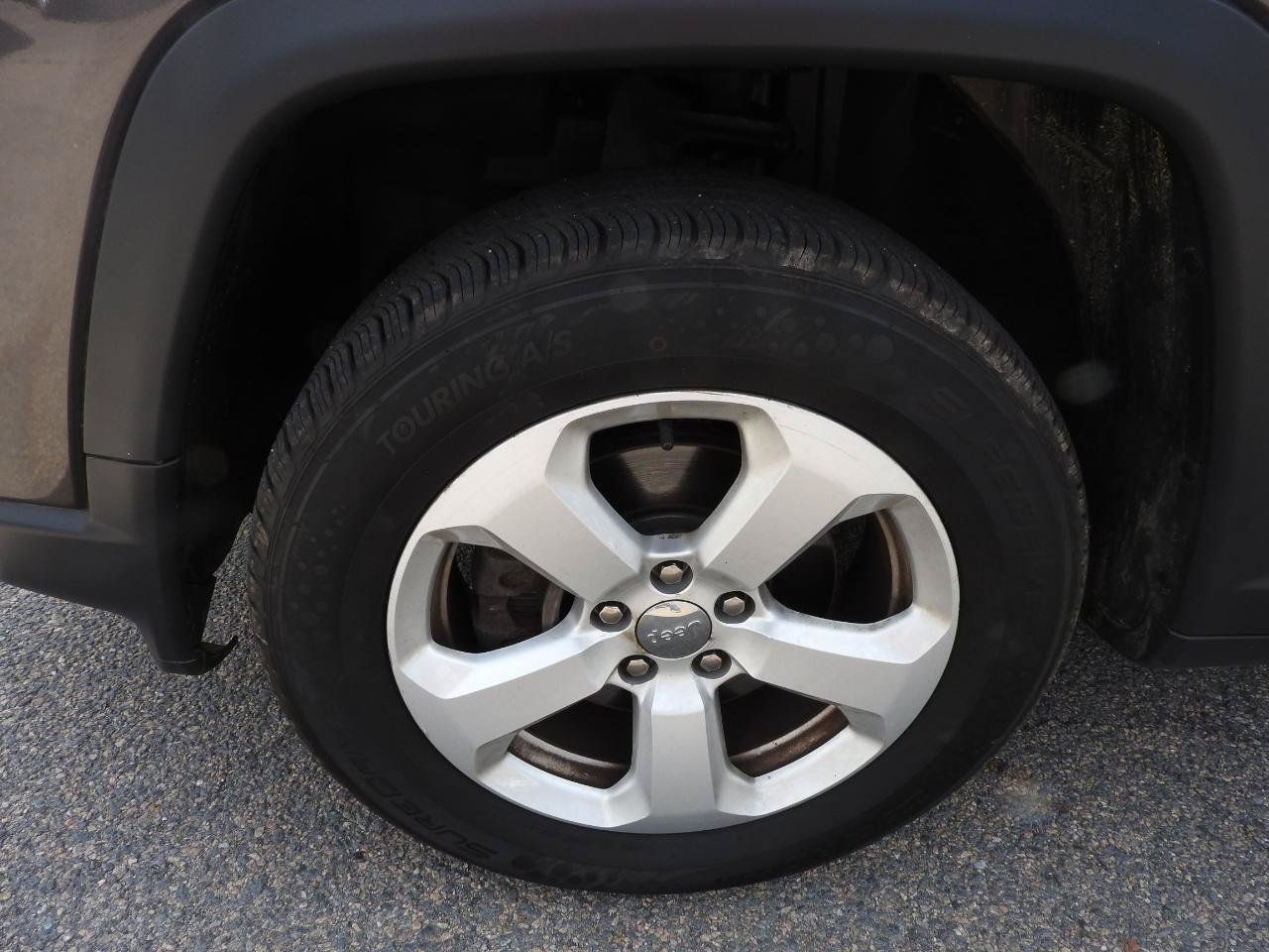 Used 2018 Jeep Compass Latitude w/ Cold Weather Group AWD/4WD image 15