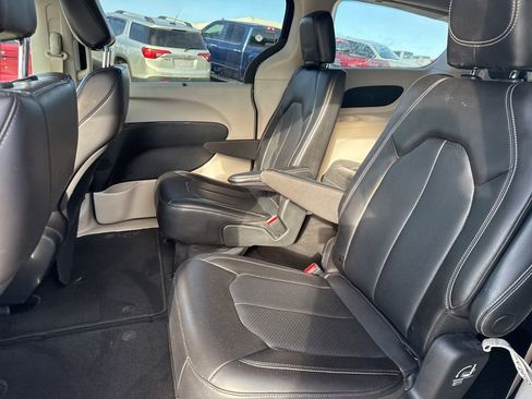Used 2023 Chrysler Pacifica Touring-L image 7